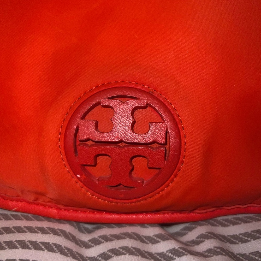 Tory Burch Red Crossbody Bag with Flap Design and Matching Strap - Picture 2 of 16
